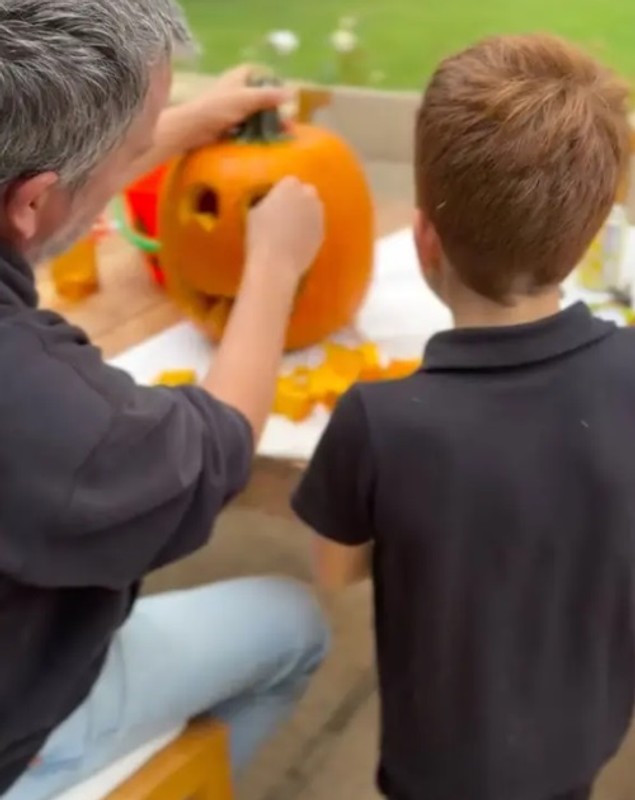 Noi imagini cu Archie și Lilibet, copiii prințului Harry și ai lui Meghan Markle. Cum au apărut la o fermă, unde au pregătit dovleci de Halloween