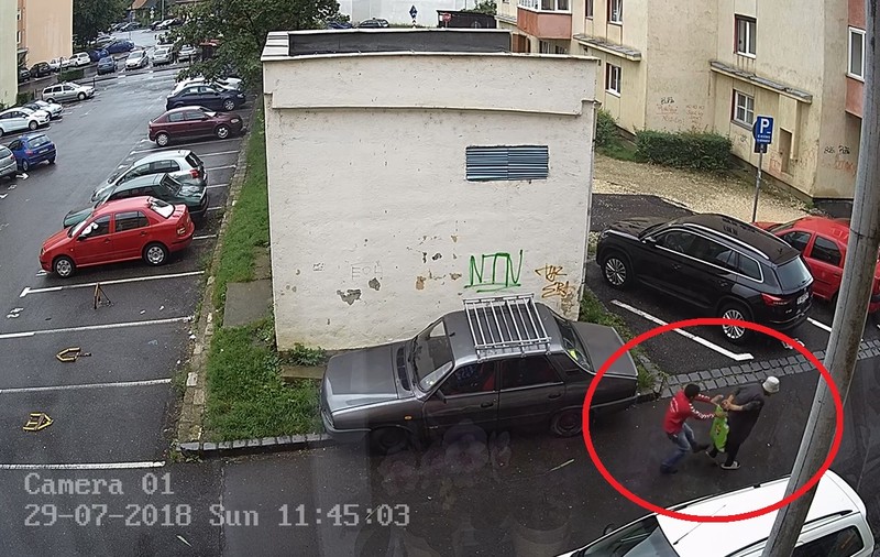 UPDATE: Bătrână jefuită în plină stradă la Brașov. Doi suspecți au fost identificați de Poliție / VIDEO