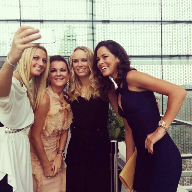 Petra Kvitova, Agnieszka Radwanska, Caroline Wozniacki, Ana Ivanovici, de la stânga la dreapta, într-un selfie postat pe Facebook-ul sârboaicei