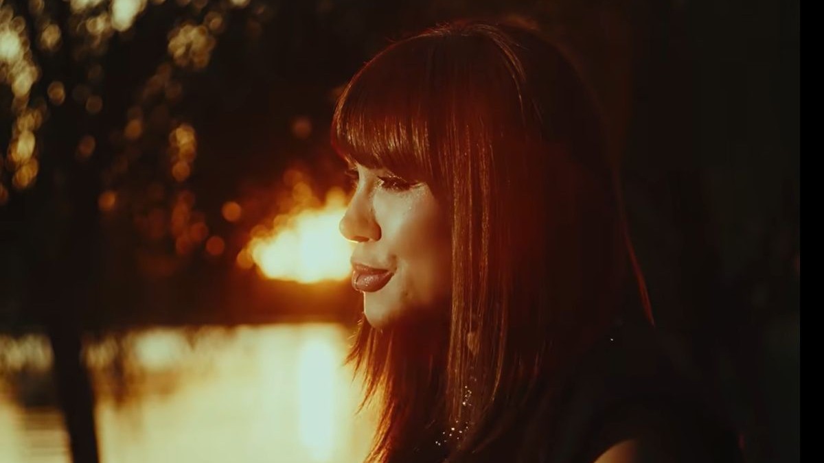 Denise Rifai în videoclipul „Hora Nebunelor”, lasant de Diana Matei | Foto: captură YouTube