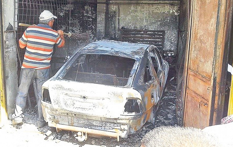 Şi-a incendiat maşina ca să nu îi găsească poliţiştii ţigările