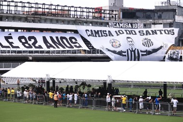 Sicriul cu trupul neînsufleţit al lui Pele fost adus la stadionul Vila Belmiro din Santos (foto Profimedia)