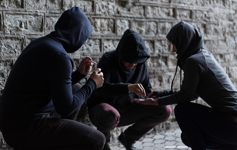 „Consum droguri de la 14 ani”. Ce a decis instanța în cazul tânărului dependent de droguri care își teroriza părinții