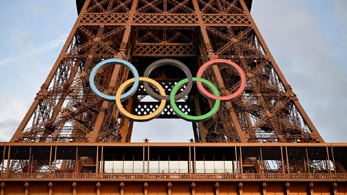 Inelele olimpice instalate pe Turnul Eiffel pentru Jocurilor Olimpice de la Paris din 2024.