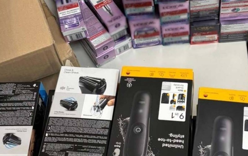 Doi români au intrat într-un supermarket, și-au umplut coșul cu produse în valoare de 2.400 de euro și au vrut să plece. Gestul care i-a dat de gol