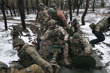 KREMIN FOREST, UKRAINE- DECEMBER 21: Soldiers from 67th Mechanized Brigade of the Armed Forces of Ukraine are seen on the section of the front line in Kremin forest, Ukraine on December 21, 2023. Marek M. Berezowski / Anadolu