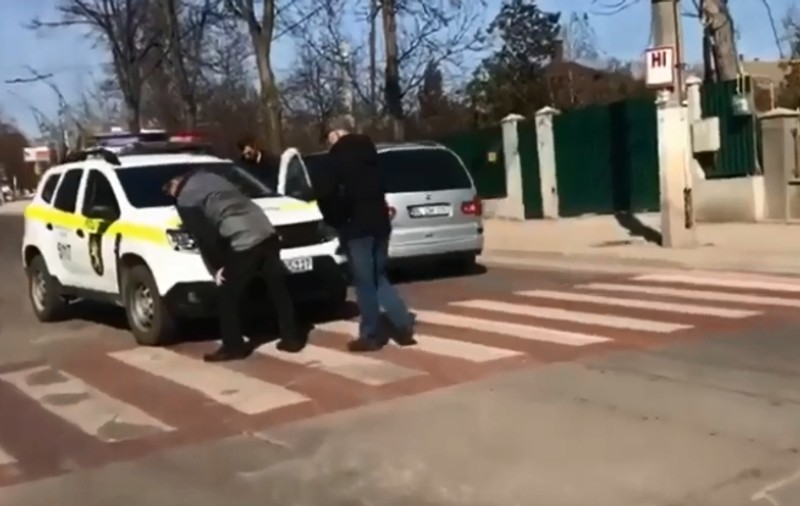 VIDEO | O mașină de poliție a lovit un bărbat pe trecerea de pietoni!