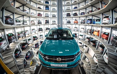 Autoturism Volkswagen în pavilionul din Wolfsburg, Germania