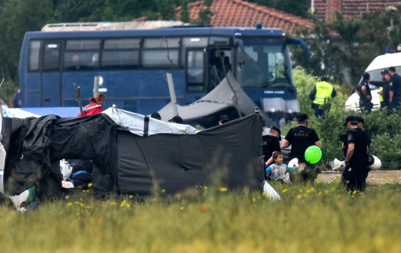 Grecia a reluat evacuarea taberei pentru refugiați de la Idomeni! Nu au fost înregistrate violențe