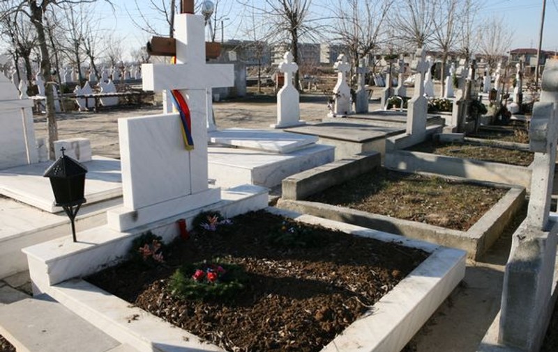 Uite cum arată mormântul lui Johnny Răducanu la trei luni de când a trecut în nefiinţă