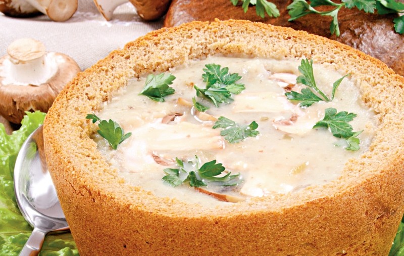 Supă cremă de ciuperci în pâine