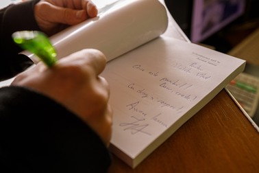 Avram Iancu acordă un autograf pe cartea sa. Foto: Eli Driu