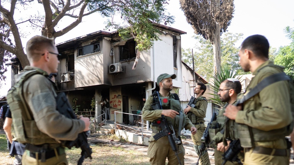 Kibuțul Be'eri. Soldați israelieni inspectează case incendiate de Hamas și caută victime ale masacrului. Imagine cu caracter ilustrativ Sursa foto: Profimedia