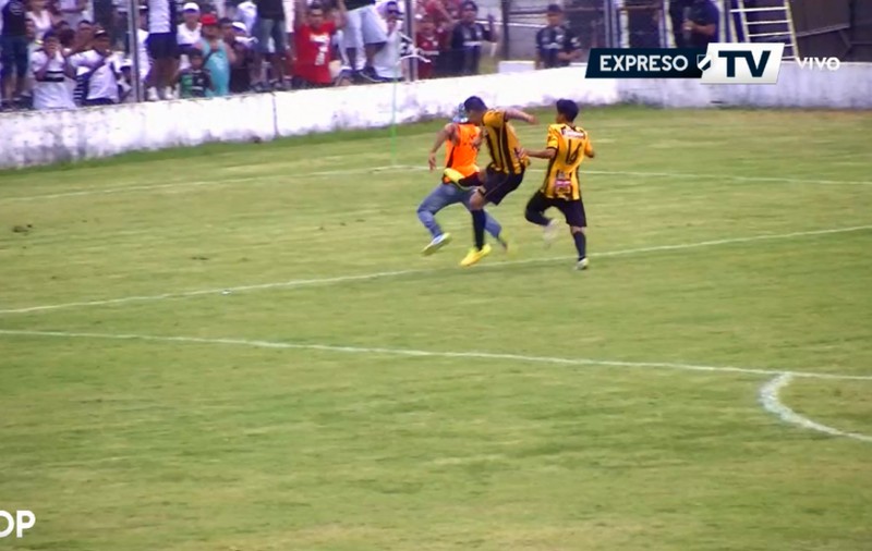 Scene incredibile la un meci de fotbal din Argentina. Jucătorii și fanii s-au bătut ca-n filme! | VIDEO