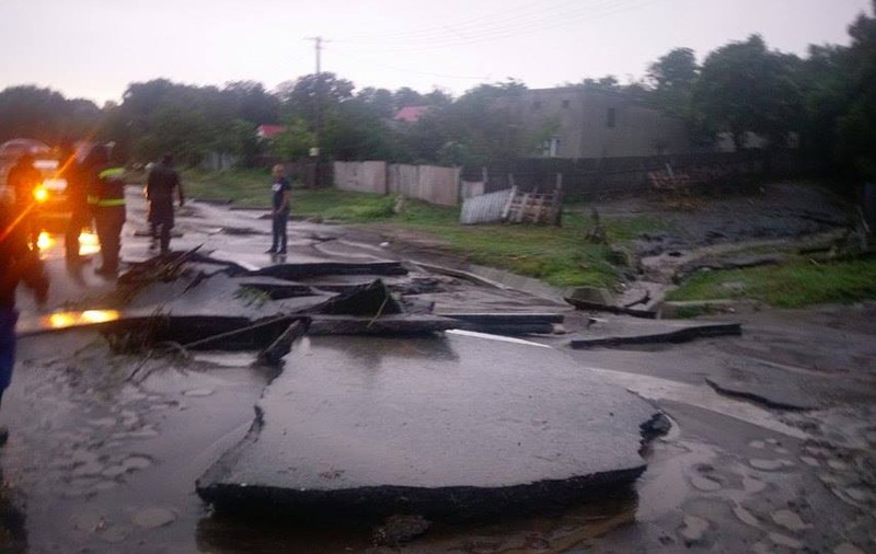 UPDATE Un drum european din județul Vaslui, rupt în două locuri de viitură