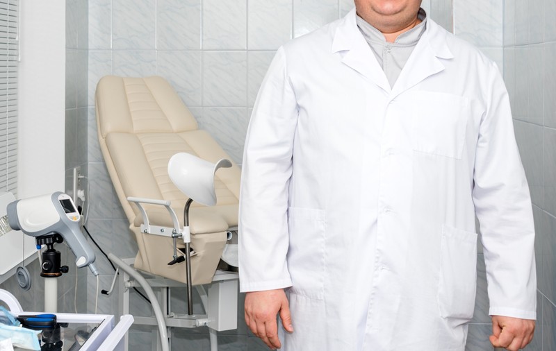 „Am chiuretat clandestin peste o sută de femei pe masa de bucătărie”. După 30 de ani, un medic ginecolog vorbește pentru prima dată despre avorturile din comunism