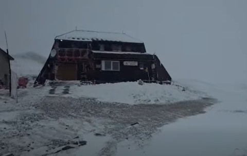 Cabană acoperită de zăpadă