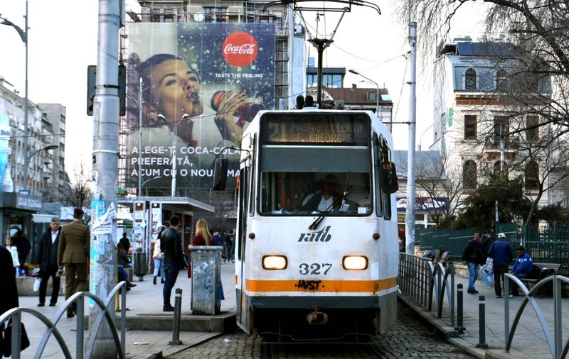 Metoda prin care doi bărbați furau telefoanele unor femei în tramvaiele din București