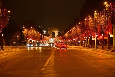 Luminile de Crăciun au fost aprinse pe bulevardul Champs-Elysées din Paris | Foto: Profimedia