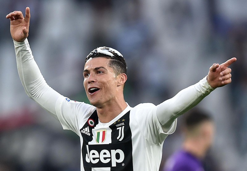 epa07518226 Juventus' Cristiano Ronaldo celebrates after winning the Italian Serie A Championship ("Scudetto") at the end of the Italian Serie A soccer match Juventus FC vs ACF Fiorentina at the Allianz Stadium in Turin, Italy, 20 April 2019. EPA-EFE/ALESSANDRO DI MARCO