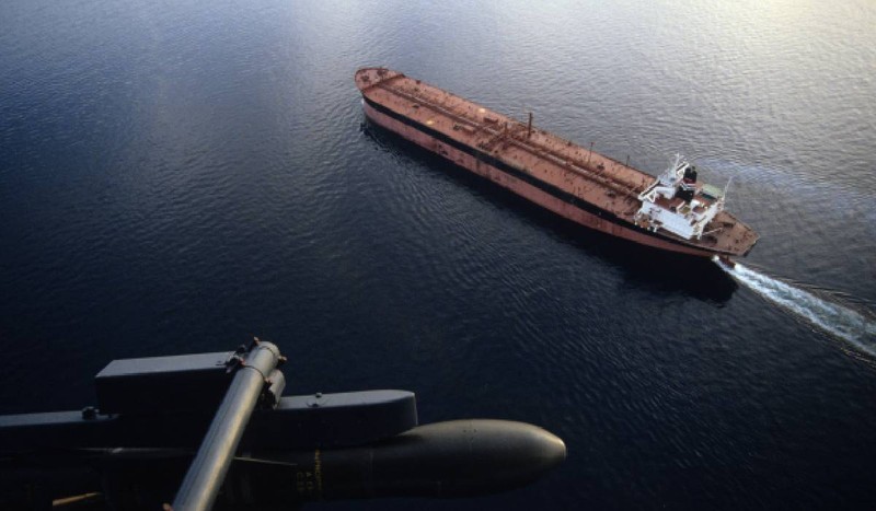Petrolierul „Borée” escortat de marina franceză, supravegheat de avioane de pe portavionul Clemenceau, la intrarea în strâmtoarea Ormuz (Iran), 1988 Foto: Profimedia