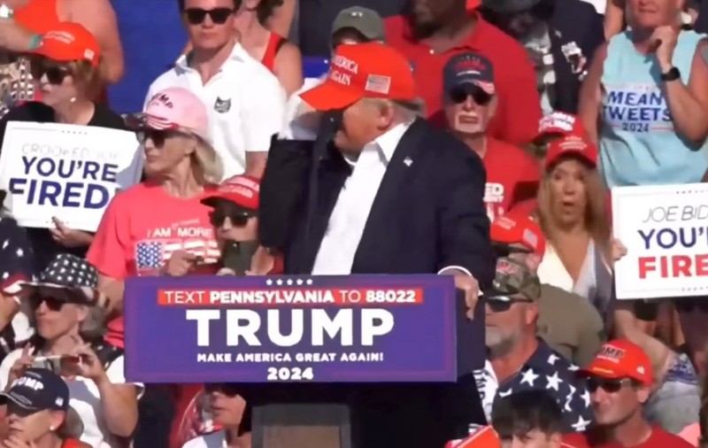 Donald Trump, care a fost scos din Washington Hilton Hotel după focurile de armă, a fost ținta a două tentative de asasinat în 2024. La prima, glonțul i-a atins urechea