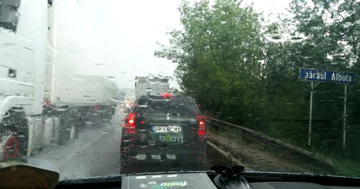 Instabilitate atmosferică, în weekend-ul 17-19 august. Ploaie torențială, filmată dintr-o mașină