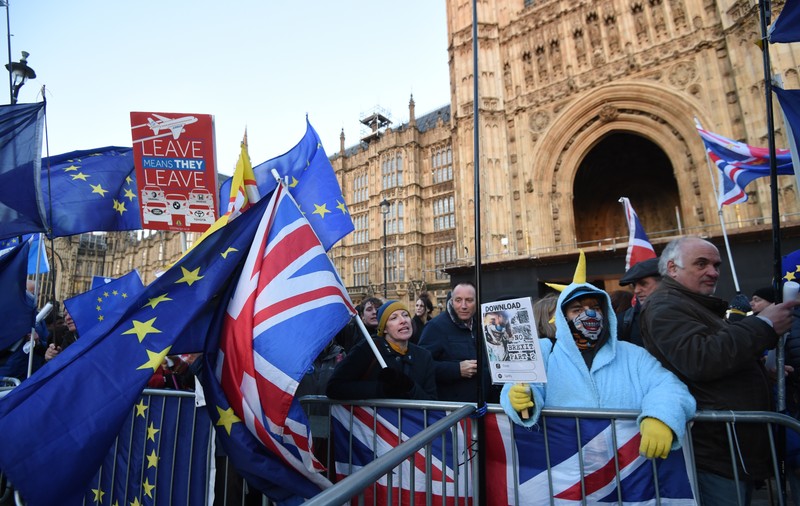 BREXIT | Parlamentul britanic a respins varianta ieșirii din UE fără acord! Votul a fost unul foarte strâns