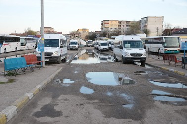 Autogara Sud din Piteşti e o lume în sine, obişnuiţii locului se cunosc între ei