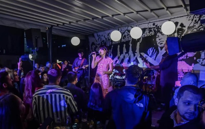 Sute de petrecăreți s-au înghesuit la un concert în Iași. Patroni: “Nu suntem stăpânii clienților”