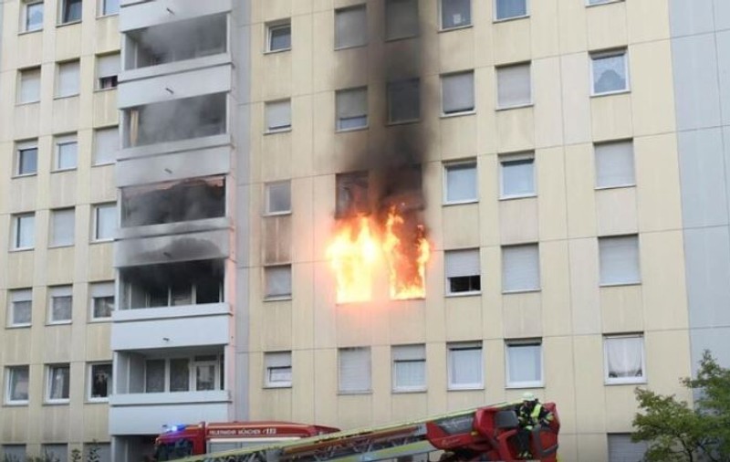 Incendiu puternic într-un bloc din Munchen, provocat de o trotinetă electrică. Zece locatari s-au intoxicat cu fum