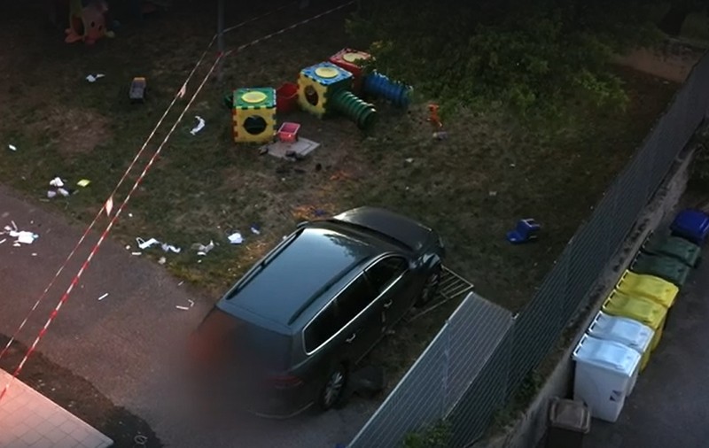Fetița de 4 ani a unor români, lovită violent de mașina mamei unor colegi, chiar în curtea grădiniței, în Italia. Un băiețel a murit