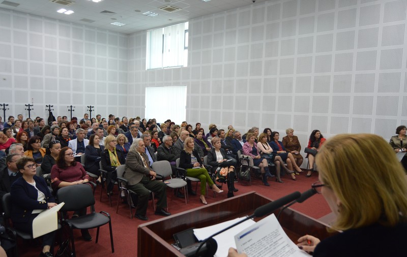 Ce le-a propus un șef PSD din Vaslui celor 200 de directori de școală din județ: "Fiecare unitate să aibă un teren de tenis de câmp. Eu am învățat tenis de la Năstase și Țiriac"
