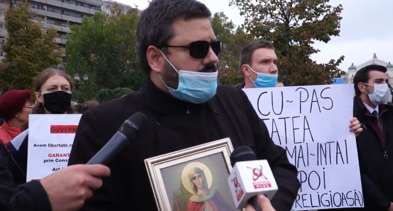 Protest în fața Mitropoliei Moldovei și Bucovinei | Foto: BZI