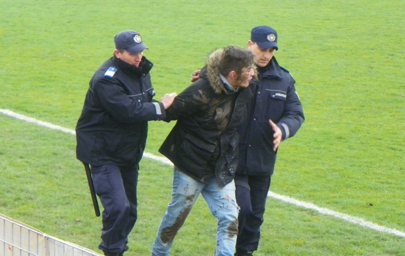 Incidente la UTA - FC Brașov. Azi, Clinceni - Rapid 0-2. Gazdele, în ”10” / VIDEO