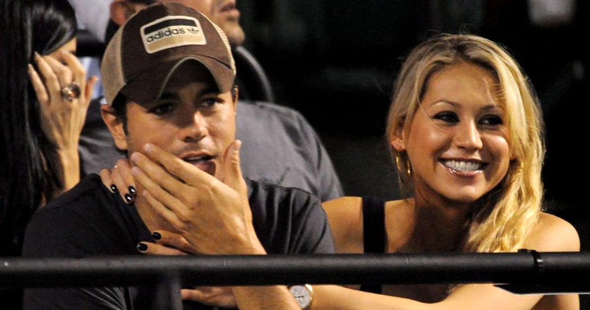 Enrique Iglesias a sărutat pasional o femeie