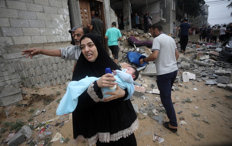 Operațiile de cezariană la care sunt supuse femeile din Gaza se fac fără anestezie și la lumina telefoanelor mobile, spune o organizație umanitară