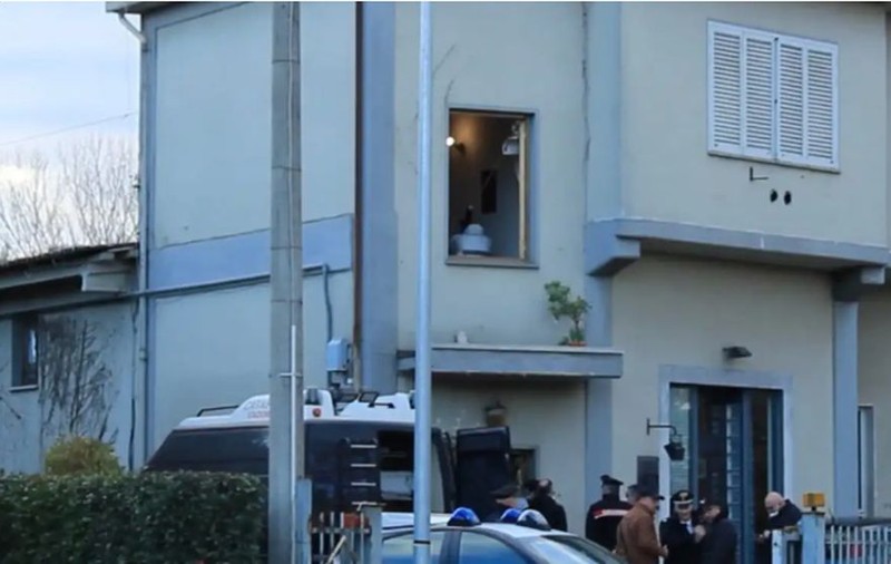Românul acuzat că și-a ucis vecina, în Italia, a fost dus la spital, unde și-a sunat soția, apoi s-a aruncat pe fereastră