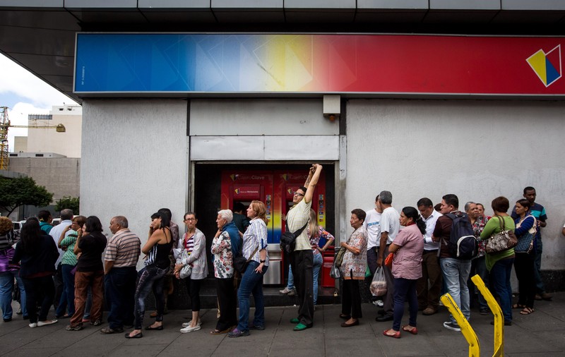 Cozi interminabile în Venezuela | Mii de oameni vor să schimbe bancnotele care vor fi scoase din circulație