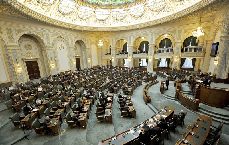 Proiectul UDMR prin care condamnaţii scapă de 30 de zile de închisoare pentru fiecare carte scrisă după gratii a trecut tacit de Senat
