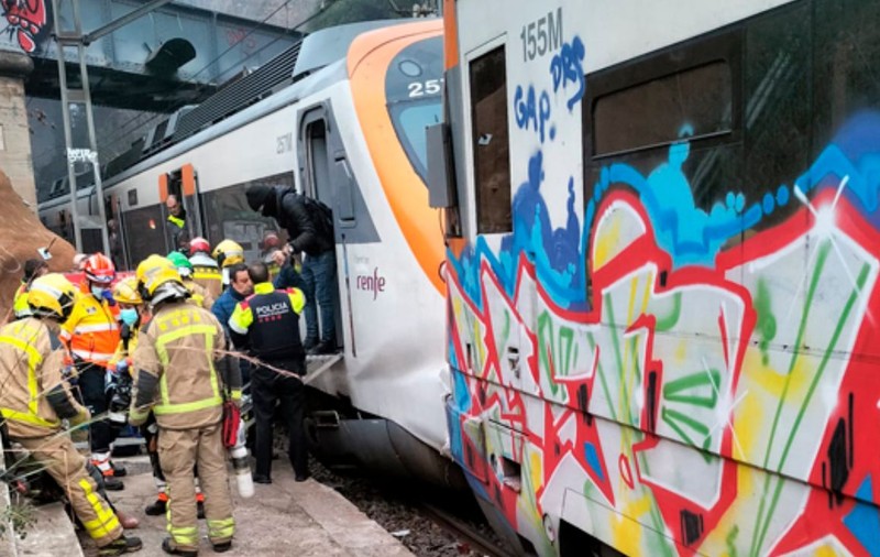 Două trenuri s-au ciocnit într-o gară din Barcelona. Peste 150 de oameni sunt răniți. MAE: Nu a fost încă stabilită cetățenia celor răniți