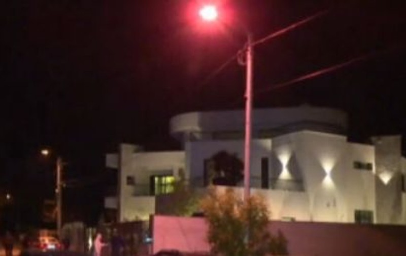 Un om de afaceri şi soţia lui, bătuţi crunt şi jefuiţi în propria casă. Femeia e în stare critică