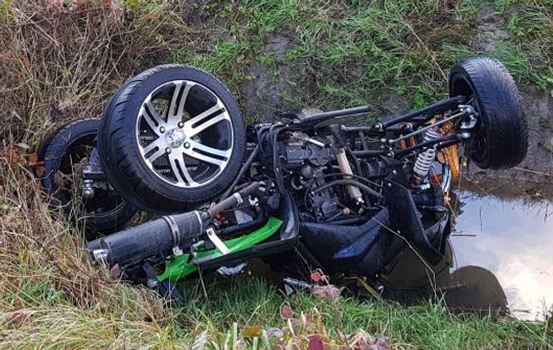 ATV cu două persoane, răsturnat într-o pădure din Vâlcea. Pompierii au împrumutat un alt vehicul de la un localnic ca să ajungă la victimele grav rănite