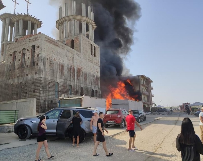 Incendiu violent la o biserică din Constanța. Flăcările s-au extins la un bloc de locuințe