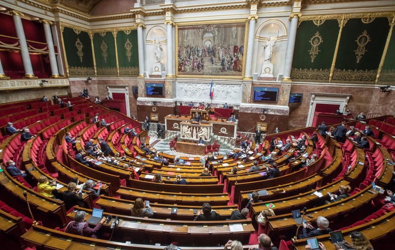 Parlamentarii francezi au suspendat dezbaterile pe certificatul verde, după ce au primit amenințări cu moartea