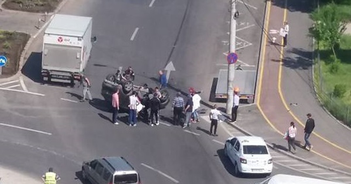 O femeie cu alcoolemie 1,32 mg/l s-a răsturnat cu maşina într-o intersecţie. Ar fi profesoară şi soţie de poliţist