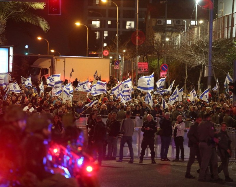 „Bibi, ai transformat o ţară întreagă într-una de îndoliaţi”. Proteste în Israel față de guvernul Netanyahu. Oamenii cer eliberarea ostaticilor ținuți de Hamas în Gaza