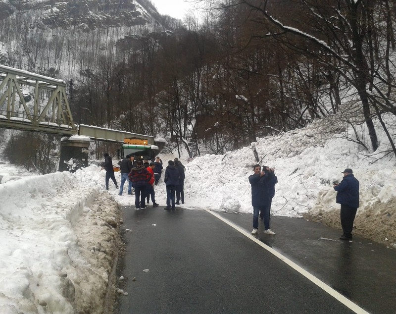 Avalanșă în Defileul Jiului, la ieșire din Petroșani. Traficul pe DN66 e blocat