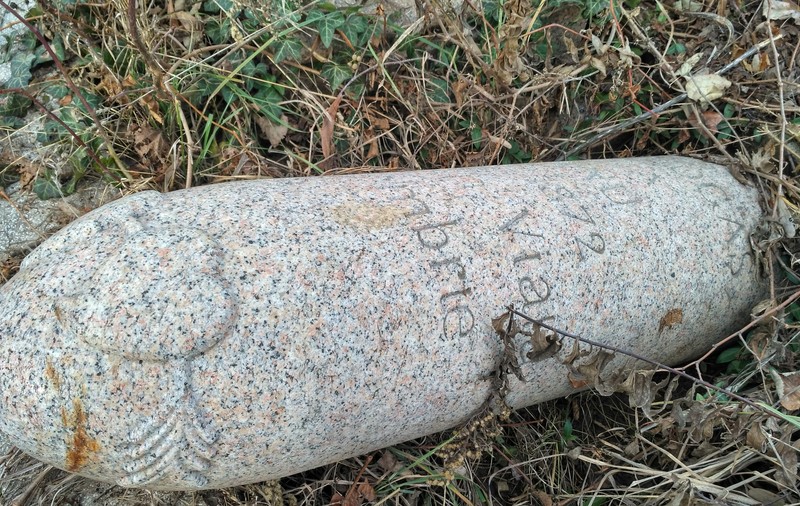 REPORTAJ/Cum a cinstit un ploieștean memoria nevestei care-l înșela. I-a ridicat cel mai original monument: ”Astfel este viața”/VIDEO