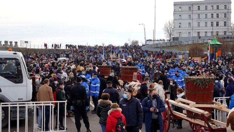 Potrivit Jandarmeriei, circa 3.000 de persoane au participat la slujbă | Foto: Cătăllin Schipor